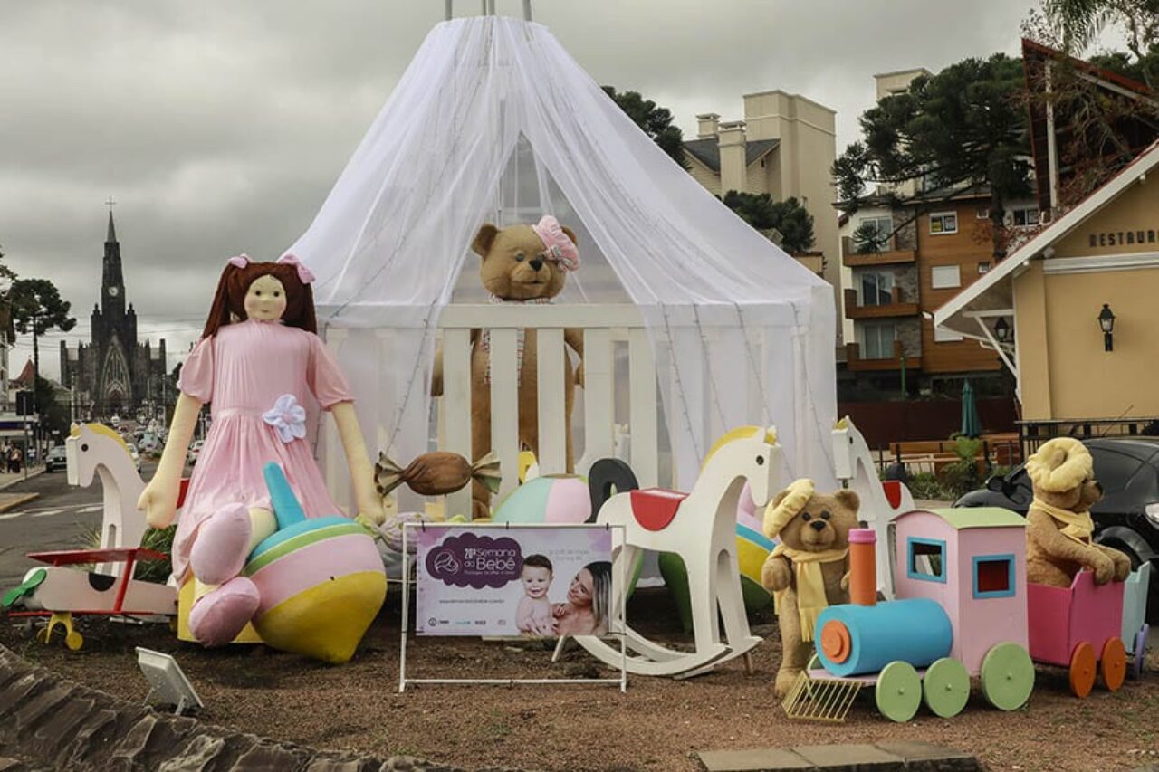 Fotos: Cleiton Thiele – A tardicional passeata sai da Igreja e chega na Praça João Corrêa