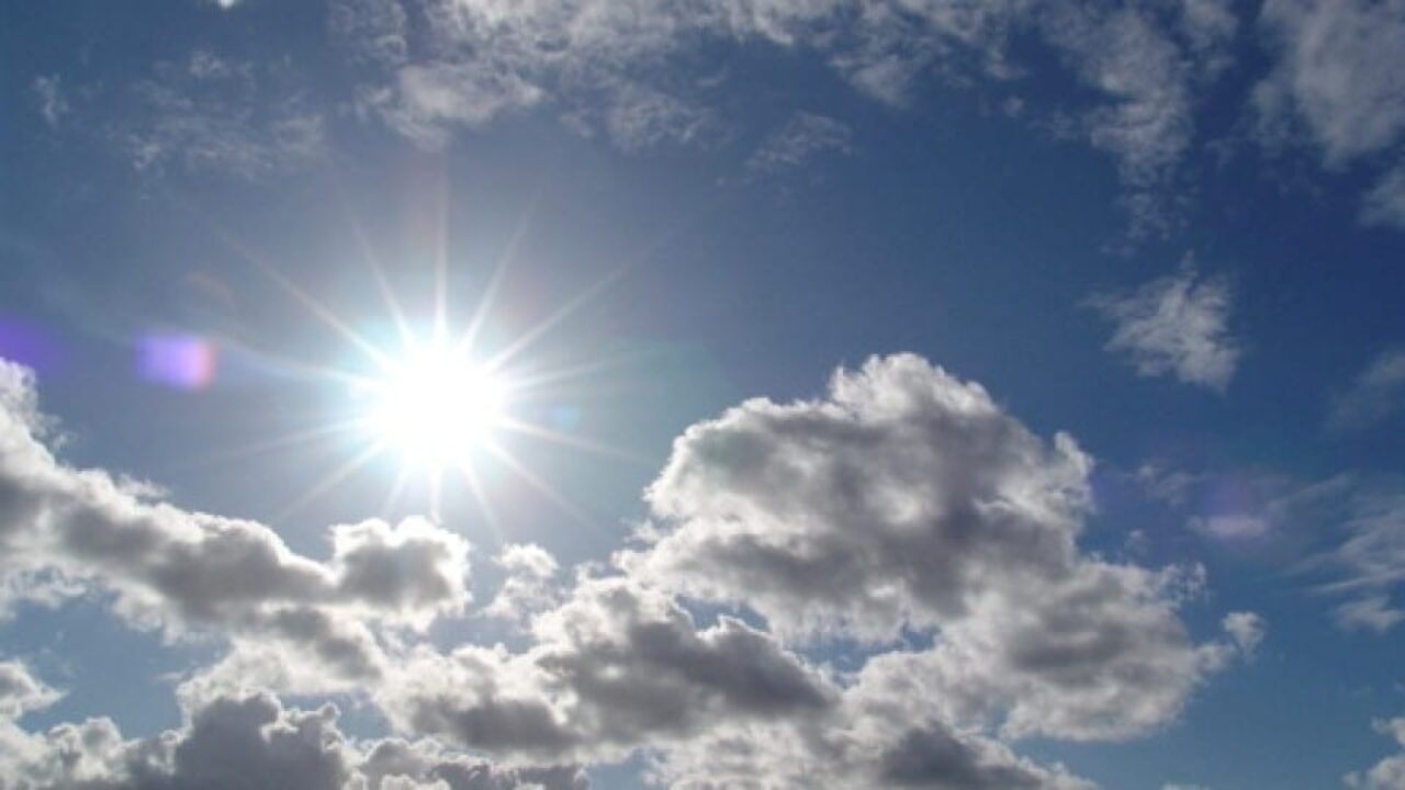 sol-entre-nuvens