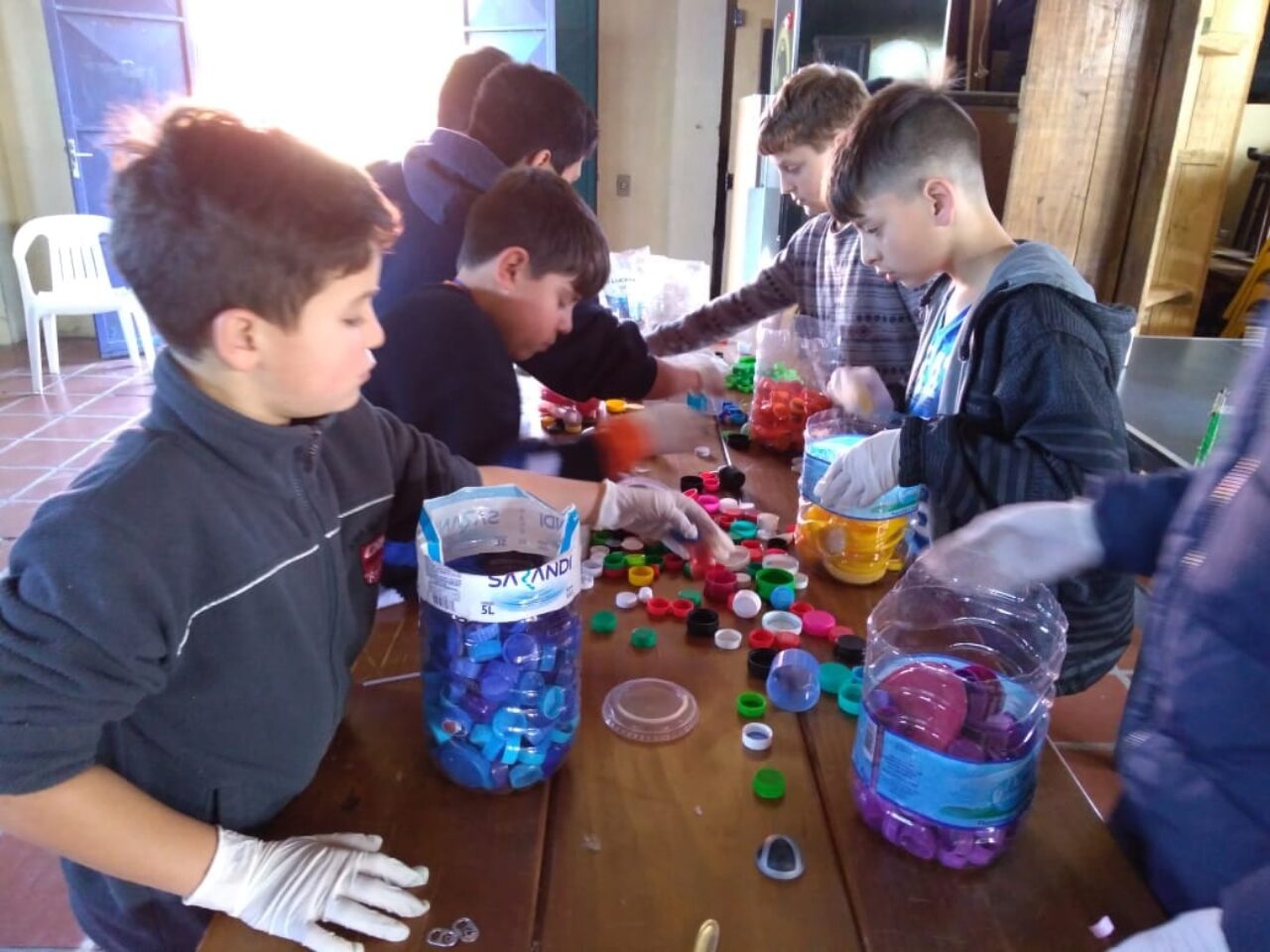 Fotos: Francisco Rocha – Alunos da Escola Neusa Mari Pacheco ajudando na triagem das tampinhas