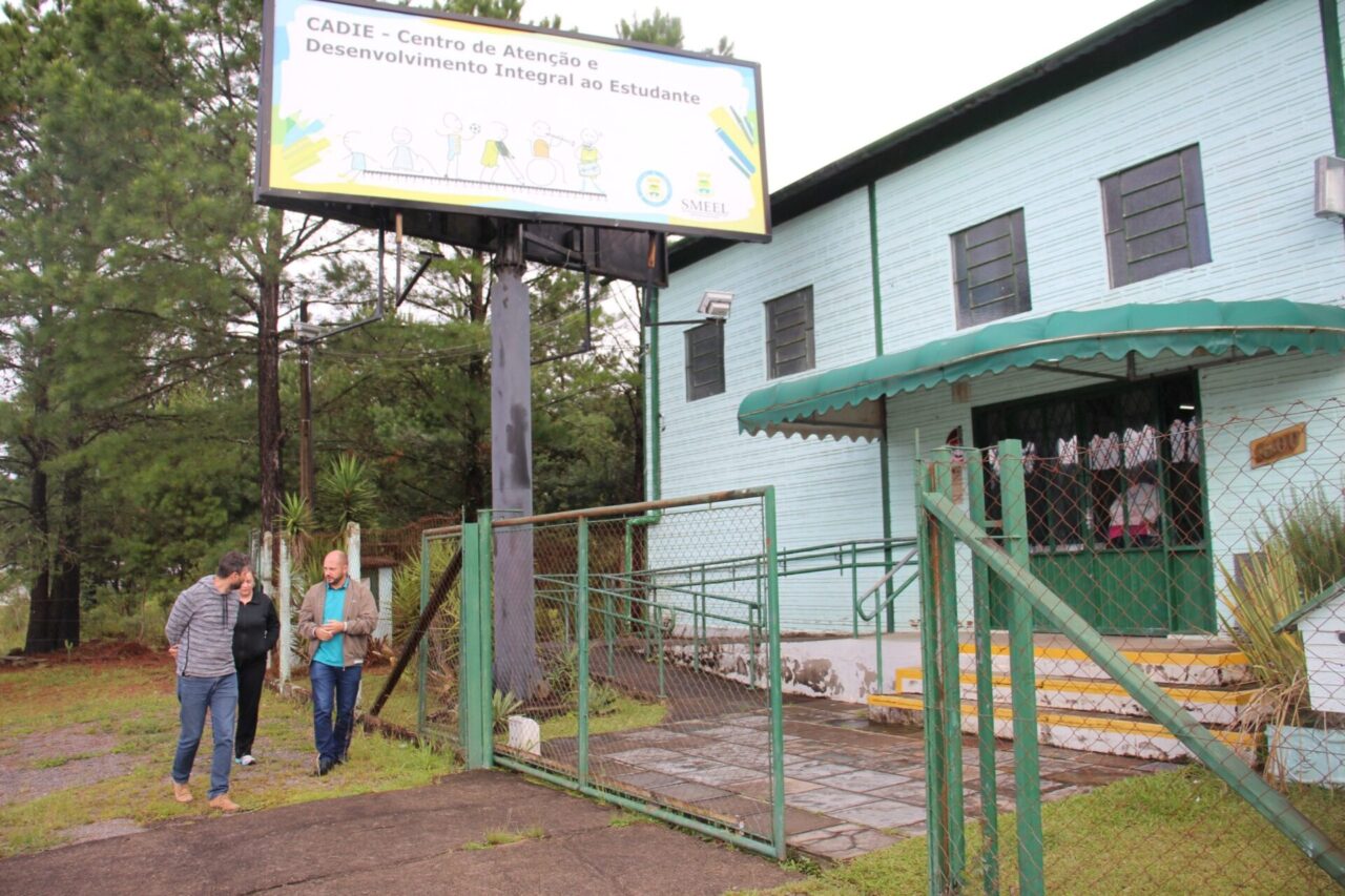 Foto: Márcio Cavalli - Vilmar, Eduardo e Carla conferiram as instalações do Cadiê, na tarde de quarta-feira (27), que receberá a unidade móvel de saúde