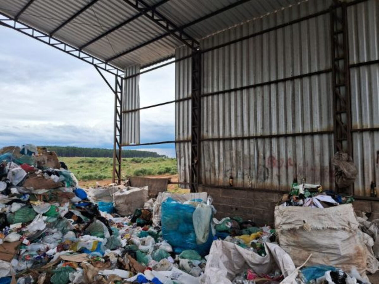 Faltavam telhas na lateral e no teto, e chuva penetrava no ambiente, molhando o lixo e os trabalhadores. Foto: MTE-RS
