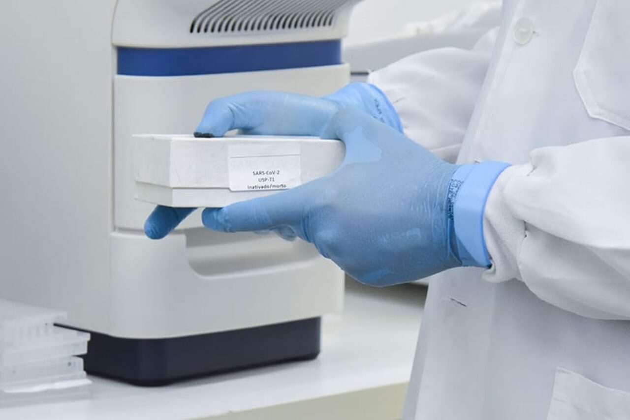 Universidade Feevale recebe o controle positivo inativado para realização de testes diagnósticos e pesquisa em Coronavírus, por meio de uma parceria com a Empresa Brasileira de Correios e Telégrafos, Rede-Vírus e pesquisadores do Ministério da Ciência, Tecnologia, Inovações e Comunicações. Crédito: Fernanda Carvalho/Universidade Feevale