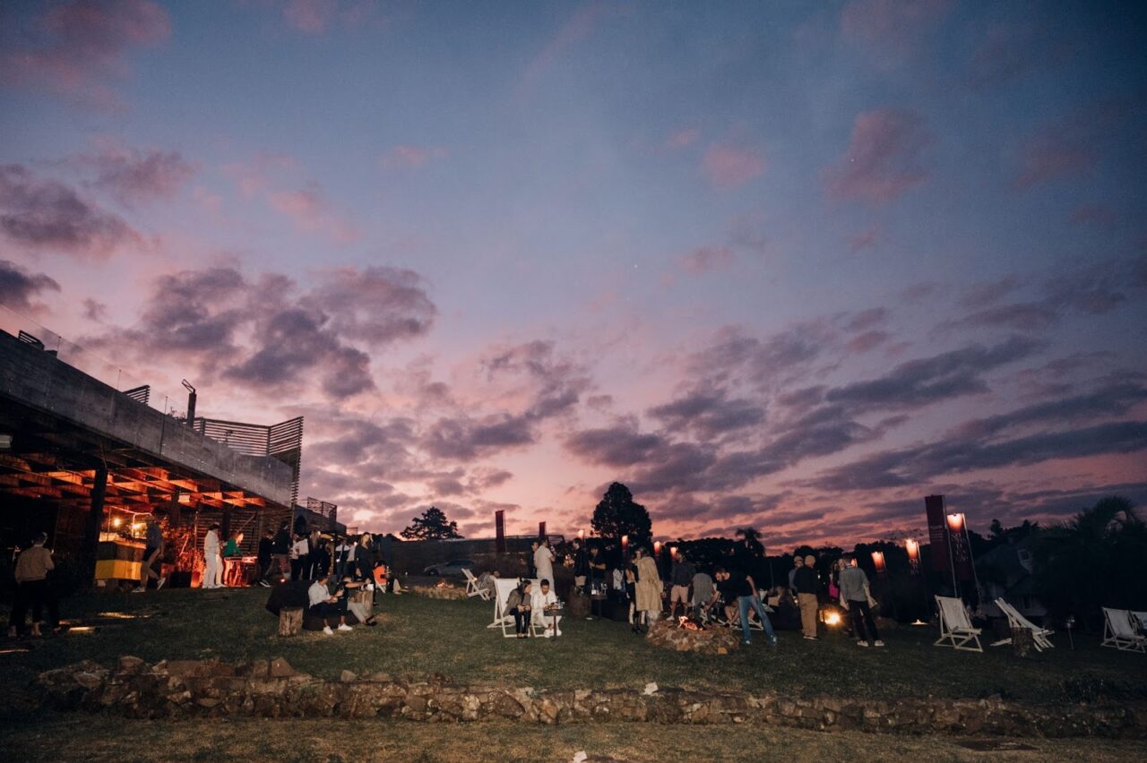 Evento é um convite a quem deseja desfrutar do pôr do sol mais deslumbrante da região
(Crédito: Kempinski Laje de Pedra/Divulgação)