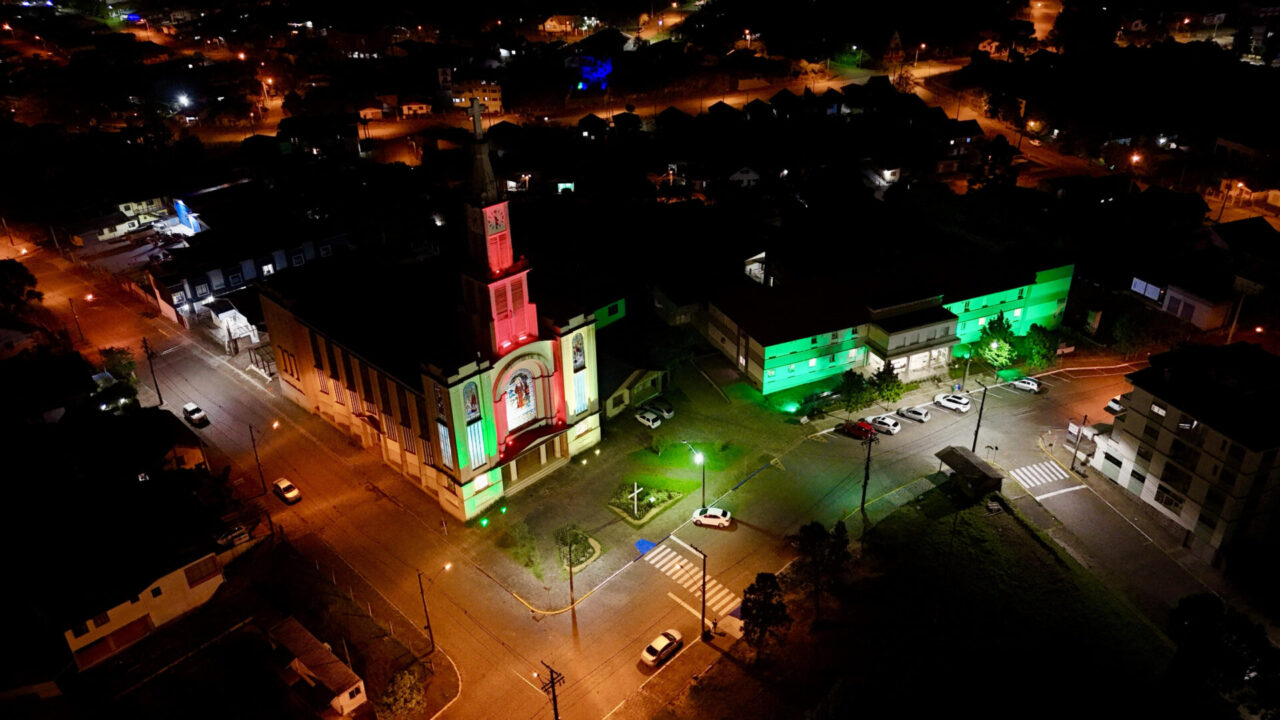 Igreja Matriz está entre os locais que se acenderam nas cores do Rio Grande do Sul em São Chico. Foto: Arthur Aguzzolli
