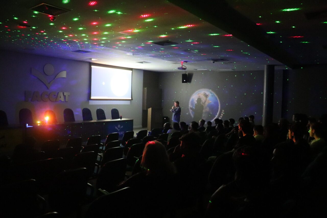 Estudantes em um bate-papo com o professor Carlos Fernando Jung sobre o Universo