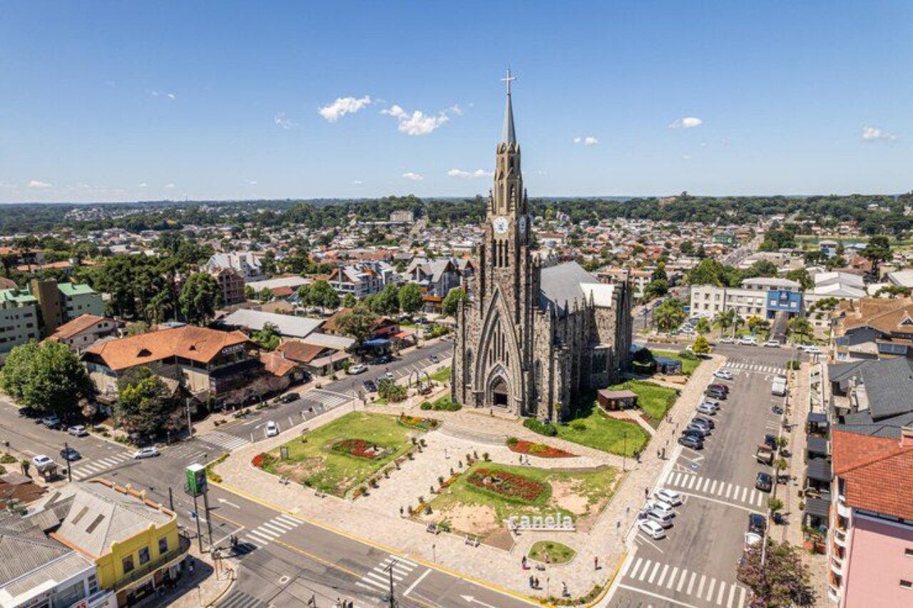 vista-aerea-de-canela-rio-grande-do-sul-brasil-igreja-matriz-de-nossa-senhora-de-lourdes_63135-3778