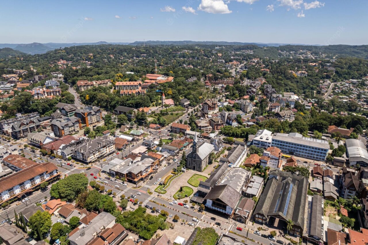 vista-aerea-de-gramado-rio-grande-do-sul-brasil-famosa-cidade-turistica-no-sul-do-brasil_63135-3777