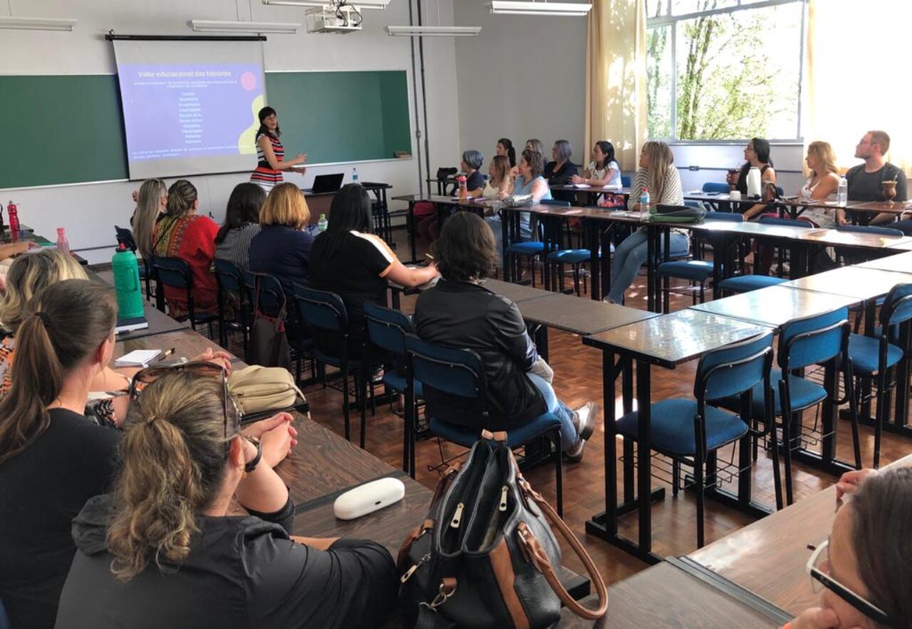 Foto: Divulgação - Professores da rede municipal no seminário de abertura de ano letivo